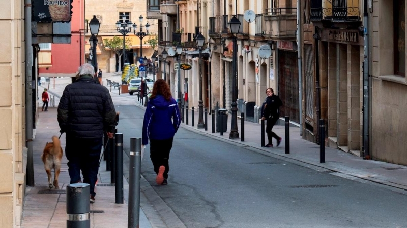 Vista general de una calle de la localidad de Haro, en la que agentes de la Guardia Civil se han desplegado para notificar el aislamiento a los vecinos de la localidad. - EFE