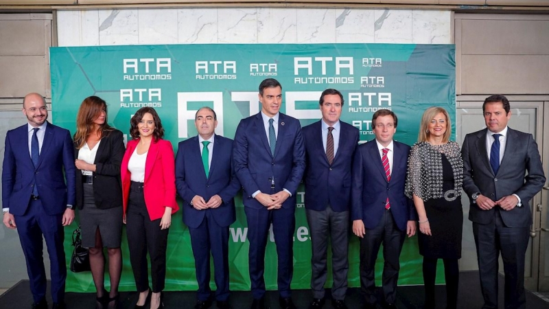 El presidente del Gobierno, Pedro Sánchez, junto al presidente de la Federación Nacional de Organizaciones de Autónomos, Lorenzo Amor (3i), el presidente de la CEOE, Antonio Garamendi (4d), la presidenta de la Comunidad de Madrid, Isabel Díaz Ayuso (3i) y