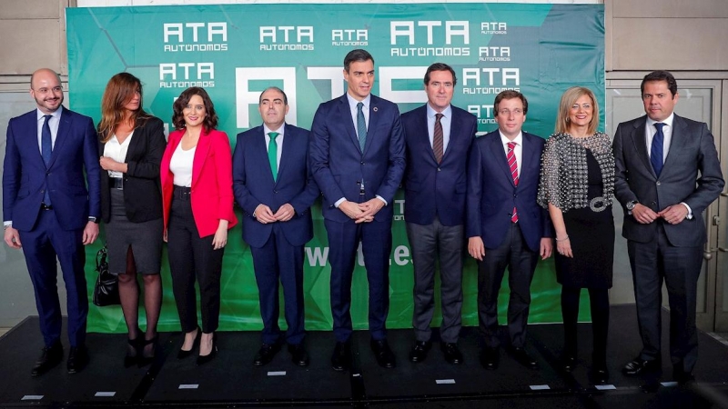 El presidente del Gobierno, Pedro Sánchez, junto al presidente de la Federación Nacional de Organizaciones de Autónomos, Lorenzo Amor (3i), el presidente de la CEOE, Antonio Garamendi (4d), la presidenta de la Comunidad de Madrid, Isabel Díaz Ayuso (3i) y