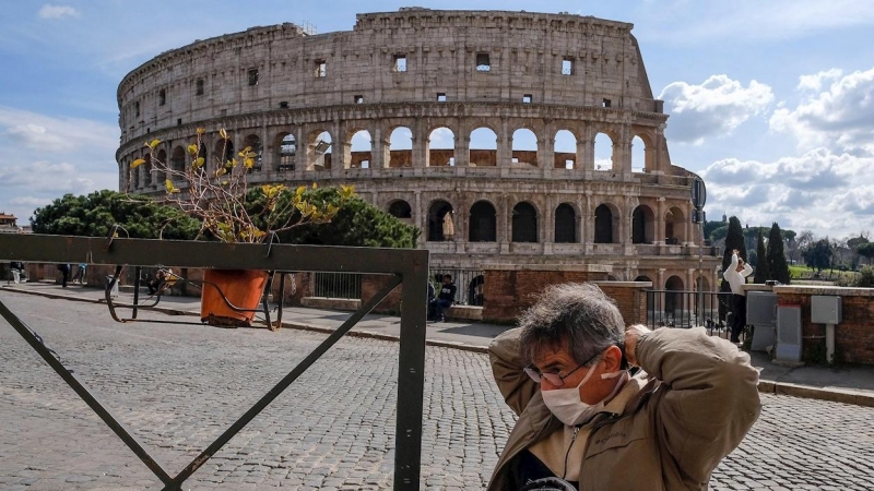 09/03/2020.- Un turista con mascarilla frente al Coliseo de Roma. / EFE - ALESSANDRO DI MEO
