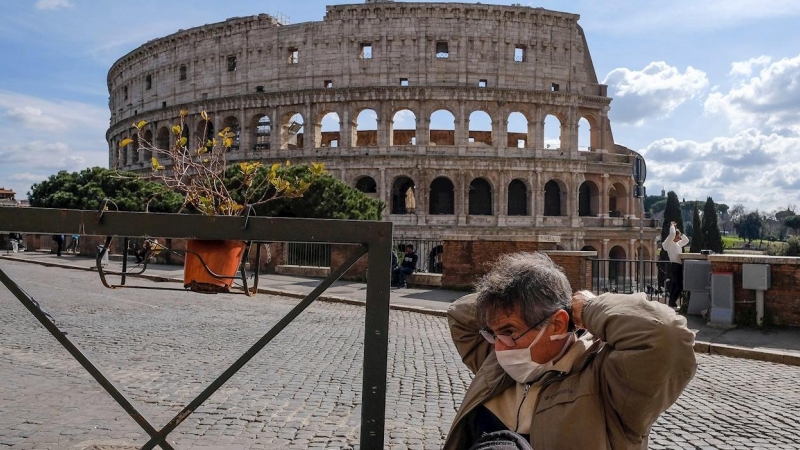 09/03/2020.- Un turista con mascarilla frente al Coliseo de Roma. / EFE - ALESSANDRO DI MEO