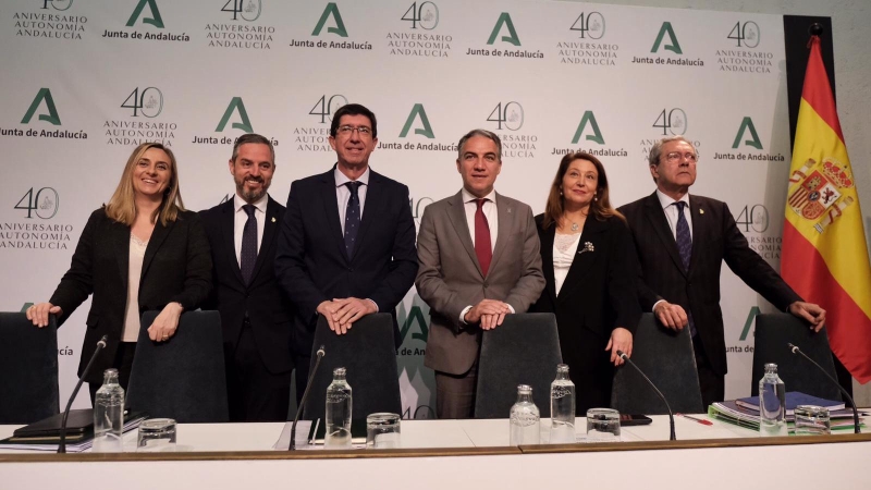 Seis miembros del Gobierno andaluz presentan la desregulación que han acometido este lunes