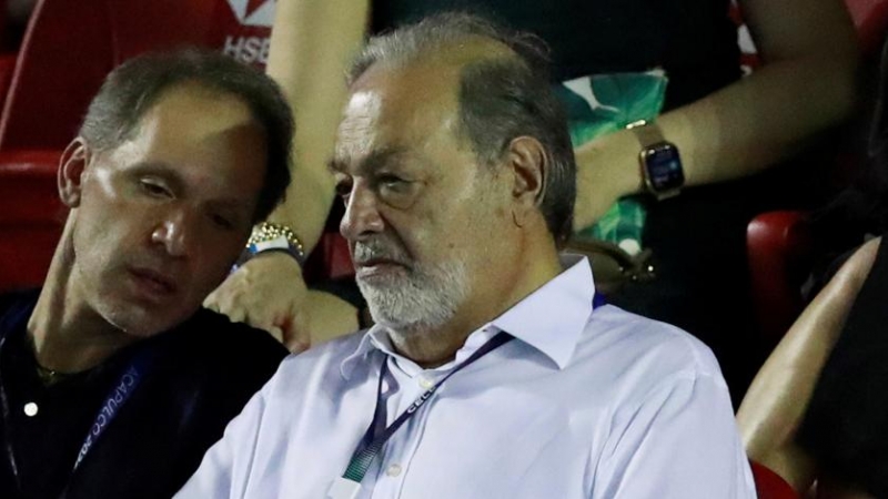 El magnate mexicano Carlos Slim observa uno de los partidos de tenis del reciente Open de Acapulco. REUTERS/Henry Romero