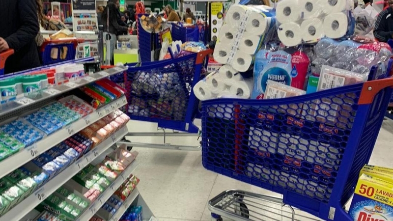 Colas kilométricas, estanterías vacías y carros repletos en un Carrefour en Madrid.