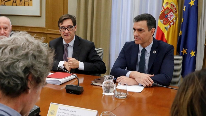 , 09/03/2020.- El presidente del Gobierno, Pedro Sánchez (d), acompañado por el ministro de Sanidad, Salvador Illa (i), y el director del Centro de Coordinación de Alertas y Emergencias Sanitarias del Ministerio de Sanidad, Fernando Simón, preside este lu