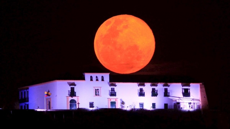 CTG001. CARTAGENA (COLOMBIA), 09/03/2020.- Vista de la súper luna este martes, tras el Convento de Santa Cruz de la Popa, en Cartagena de Indias (Colombia). EFE/ Ricardo Maldonado Rozo