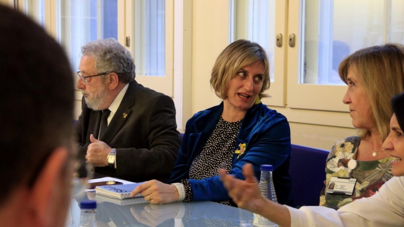 La consellera de Salut, Alba Vergés, i el secretari de Salut Pública, Joan Guix, reunits amb professionals de l'Hospital Clínic, centre referent pel coronavirus SARS-CoV-2. 3 de març del 2020.  Laura Fíguls | ACN