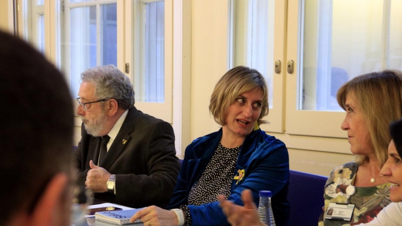 La consellera de Salut, Alba Vergés, i el secretari de Salut Pública, Joan Guix, reunits amb professionals de l'Hospital Clínic, centre referent pel coronavirus SARS-CoV-2. 3 de març del 2020.  Laura Fíguls | ACN