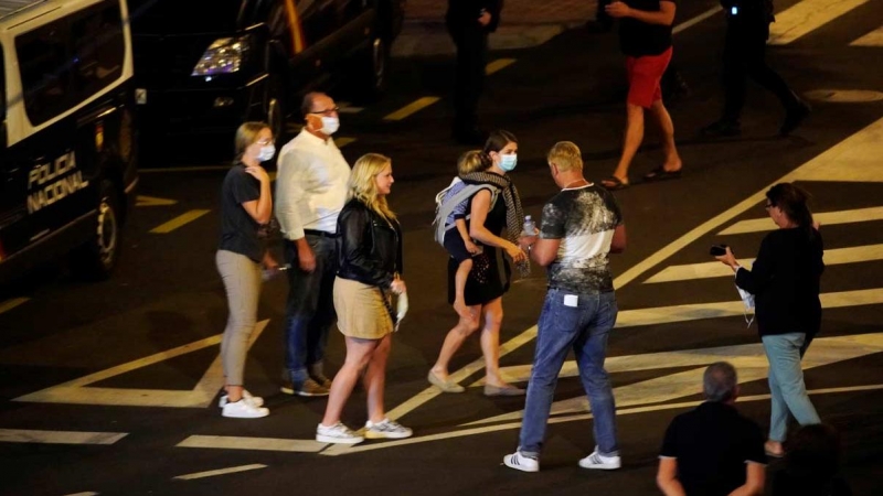 Varios turistas que estaban en cuarentena en el hotel Adeje Palace de Tenerife, abandonan el hotel poco después del final de la cuarentena. (JUAN MEDINA | REUTERS)