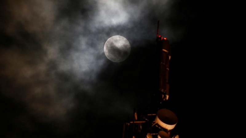 La superluna en St Julians. | REUTERS/Darrin Zammit Lupi