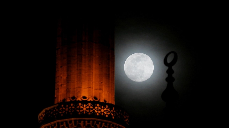 La superluna sobre la Mezquita de Selim | Reuters