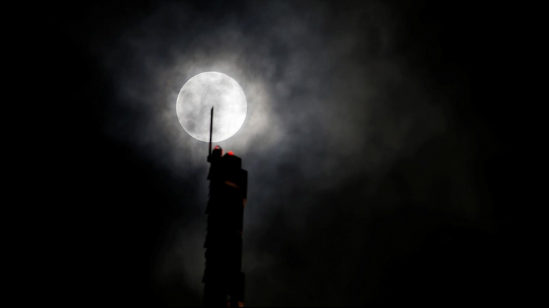 Superluna en Portomaso Business Tower in St Julian's Malta | REUTERS/Darrin Zammit Lupi