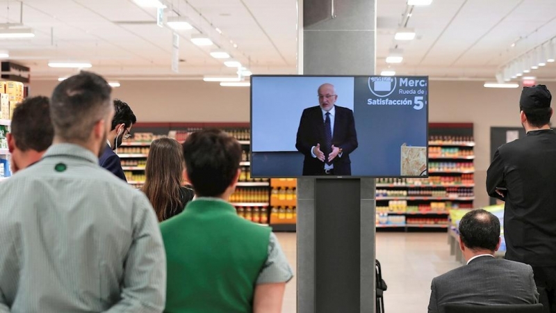Varios trabajadores de Mercadona siguen la rueda de prensa del presidente de la cadena de supermercados, Juan Roig, en la que presenta los resultados de 2019. EFE/ Manuel Bruque