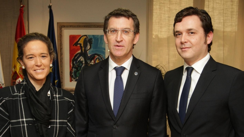 La secretaria xeral de medios, Mar Sánchez; presidente de la Xunta, Alberto Núñez Feijóo; y el director xeral de comunicación. / Xunta