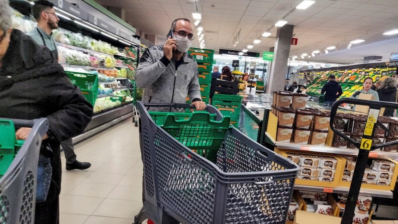 GRAF5100. MADRID, 10/03/2020.- Un cliente con mascarilla acude este martes a un supermercado de Madrid. La Asociación de Cadenas Españolas de Supermercados (ACES), que representa a los grupos Auchan, Carrefour, Eroski, Lidl y Supercor, ha llamado este mar
