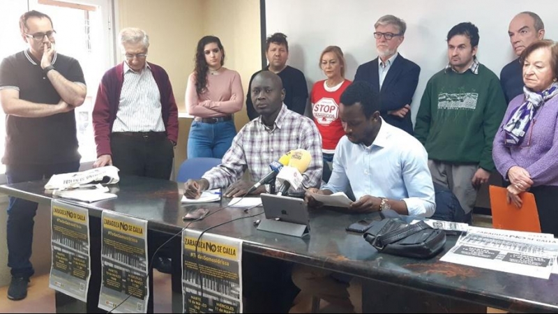 Idrissa Gueye, en la mesa con camisa de cuadros, se sentará este miércoles en el banquillo de los acusados para afrontar una petición de condena de dos años de prisión. / Marimar Cabrera