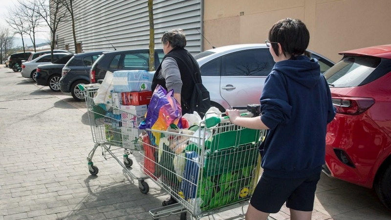 GRAF5109. LOGROÑO (ESPAÑA), 10/03/2020.- Dos personas trasladan sus compras en Logroño este martes. La consejera de Salud de La Rioja, Sara Alba, ha anunciado el cierre desde mañana, miércoles, de todos los centros educativos en esta comunidad, en todos l