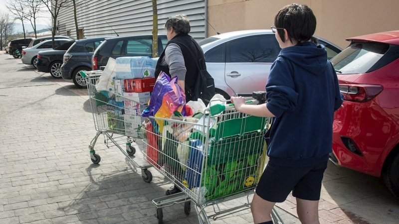 GRAF5109. LOGROÑO (ESPAÑA), 10/03/2020.- Dos personas trasladan sus compras en Logroño este martes. La consejera de Salud de La Rioja, Sara Alba, ha anunciado el cierre desde mañana, miércoles, de todos los centros educativos en esta comunidad, en todos l