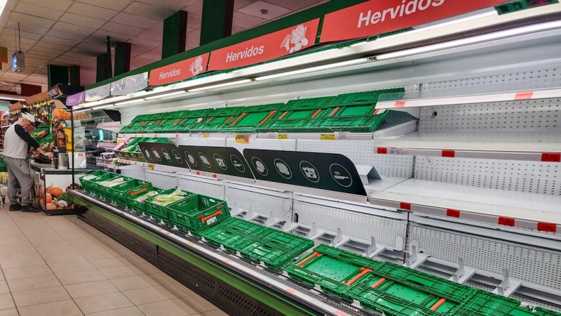 -FOTODELDÍA- GRAF4938. MADRID, 10/03/2020.- Los estantes de un supermercado en Madrid están vacíos este martes debido a la afluencia de clientes registrada en las últimas horas. Tras las últimas medidas de contención reforzada adoptadas en la Comunidad de