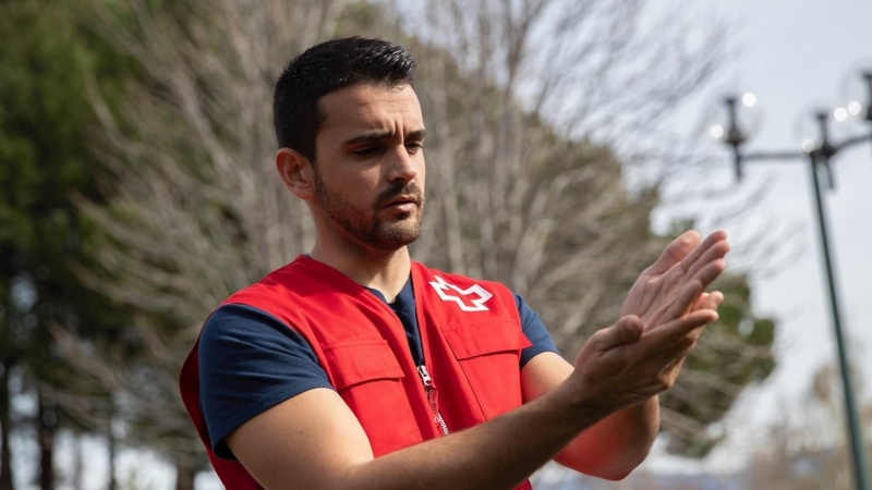 GRAF4872. MADRID, 10/03/2020.- Un miembro de Cruz Roja explica las acciones de autoprotección del personal de Emergencias y Socorro de la organización con una demostración práctica de las medidas de higiene básicas frente al COVID-19 este martes en Guadar