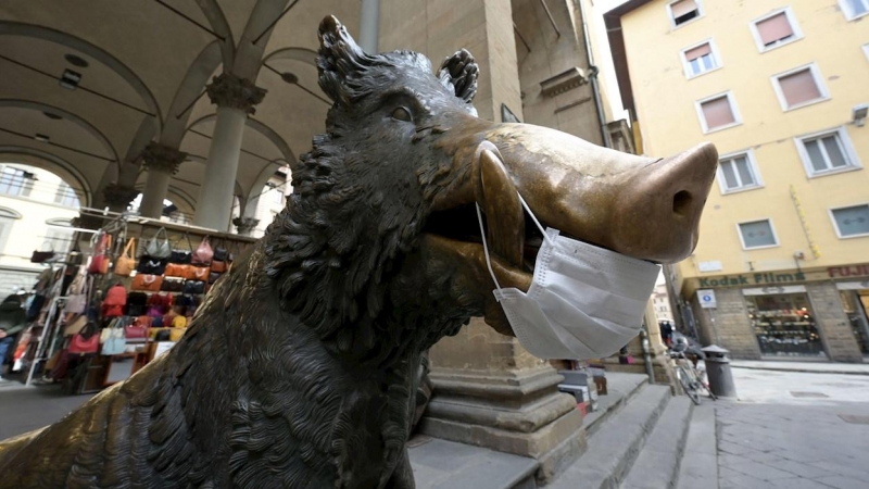 10/03/2020.- El jabalí de la Fontana del Porcellino en Florencia con mascarilla. / EFE - CLAUDIO GIOVANNINI