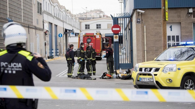 Bomberos y agentes de Policía en el polígono de Montsolís, en el distrito de Sant Martí de Barcelona, doned se ha registrado una explosión en una empresa química. - EFE