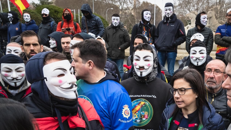 Los diputados del PP Ana Vázquez y Carlos Rojas junto a los manifestantes de Jusapol el pasado martes frente al Congreso.