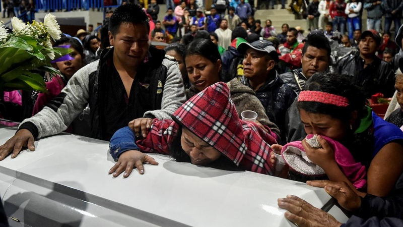 Varios familiares lloran durante el funeral de cinco miembros de la guardia indígenas asesinados durante un ataque de presuntos disidentes de la guerrilla cerca de un puesto de control en Tacueyo, área rural de Toribio, departamento de Cauca, Colombia, en