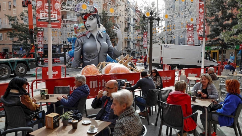 10/03/2020.- Preparativos de las Fallas de València, que se han suspendido por el coronavirus, en el barrio de Ruzafa. / EFE - MANUEL BRUQUE