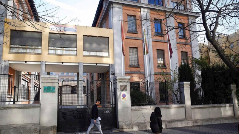 GRAF5327. MADRID, 11/03/2020.- Fachada del colegio público Rufino Blanco en Madrid, donde todos los colegios han cerrado sus puertas este miércoles. La suspensión de clases en las comunidades de Madrid y La Rioja y en las localidades alavesas de Vitoria y