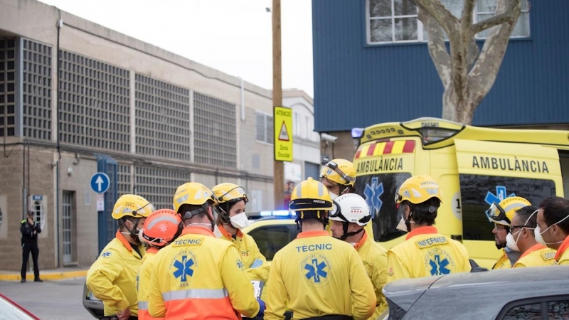 Sanitarios asisten tras una explosión en una empresa química de Barcelona este martes. EFE