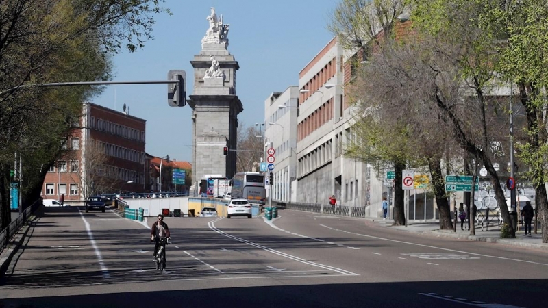 Vista de la calle de Toledo, en el centro de la capital, prácticamente sin tráfico, este miércoles, en Madrid. - EFE