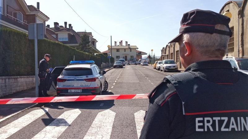 Dos agentes de la Ertzaintza en las inmediaciones de la vivienda en la que han sido halladas muertas con signos de criminalidad dos mujeres | EP