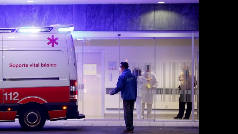 Llegada en ambulancia al Hospital Universitario Central de Asturias (HUCA) en Oviedo.- EFE