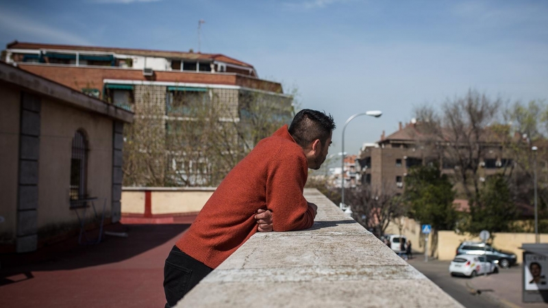 Mario Esparza (nombre ficticio), solicitante de asilo y líder social colombiano, en la terraza de la Parroquia San Carlos Borromeo de Entrevías, Madrid.- JAIRO VARGAS