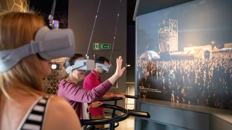 Gafas de realidad virtual que permiten 'asistir' a un festival de música. / MEGA