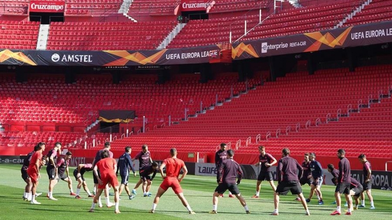 Fotografía cedida por el Sevilla FC de sus jugadores entrenando este miércoles a puerta cerrada. EFE/Jesús Spínola.