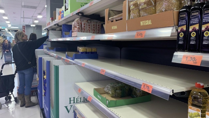 Imatge d'un Mercadona de Poblenou, on alguns productes (arròs, pasta) estan gairebé exhaurits / PÚBLIC