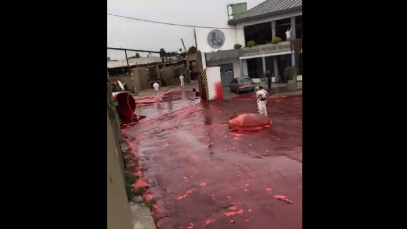 Captura de pantalla de una de lo vídeos del derramamiento que han circulado por Twitter.