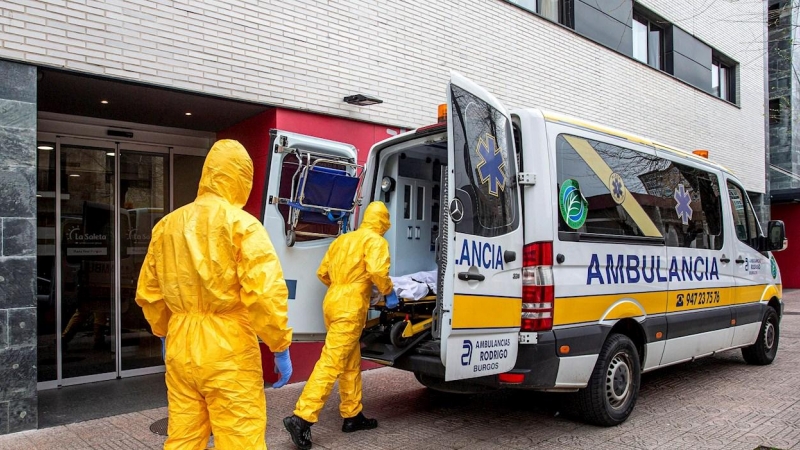 Dos sanitarios trasladan al Hospital Universitario de Burgos a una persona usuaria de la residencia de ancianos Plaza Real, que ha dado positivo por coronavirus. /EFE