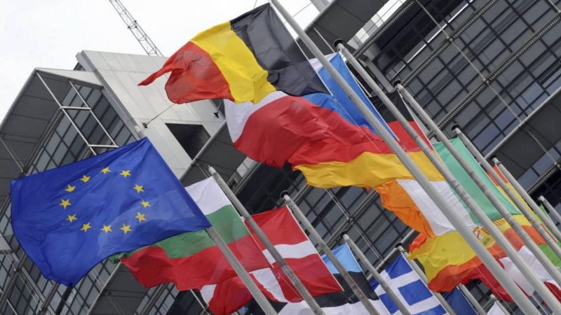 Banderas de países miembros de la UE frente al Parlamento Europeo en Estrasburgo. PATRICK SEEGER (EFE)