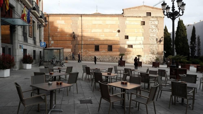 Vista de una terraza en la plaza de San Martín, en el centro de Madrid, completamente vacía. (EFE)