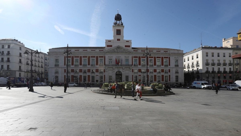 Vista general de la Puerta del Sol, este viernes, con poca afluencia de gente. La Comunidad de Madrid cerrará a partir de este sábado todos los establecimientos menos los comercios de alimentación y farmacias para evitar la propagación del coronavirus en