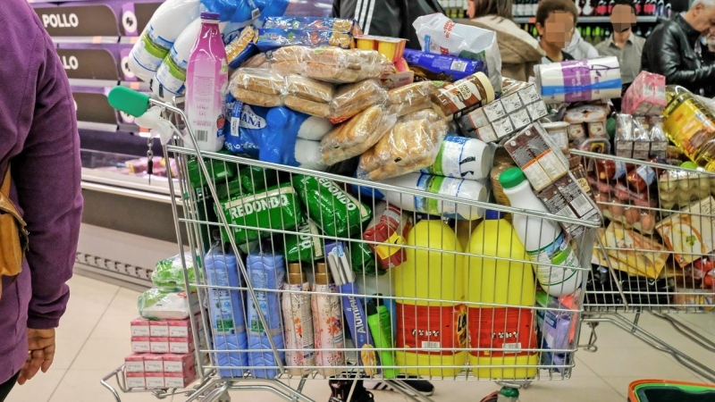 Un cliente llena su carrito con la compra en un supermercado. E.P./Jesús Hellín
