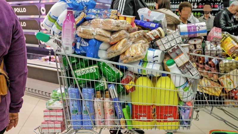 Un cliente llena su carrito con la compra en un supermercado. E.P./Jesús Hellín