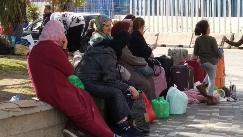 Varias personas atrapadas en el paso fronterizo de Beni Enza esperan la reapertura temporal de la frontera en Melilla para regresar a sus casas.- ROSA SOTO