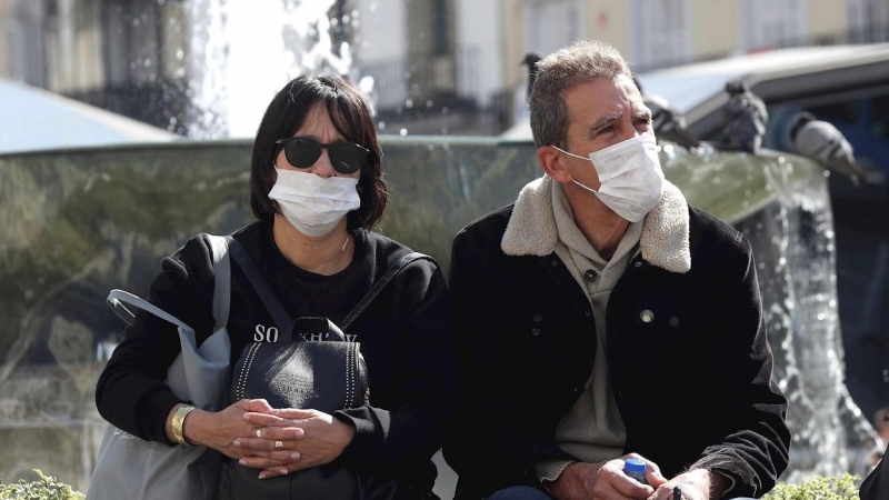 13/03/2020.- Ciudadanos con mascarillas este viernes en las calles del centro de Madrid, para evitar el riesgo de contagio de COVID-19. EFE/Kiko Huesca.