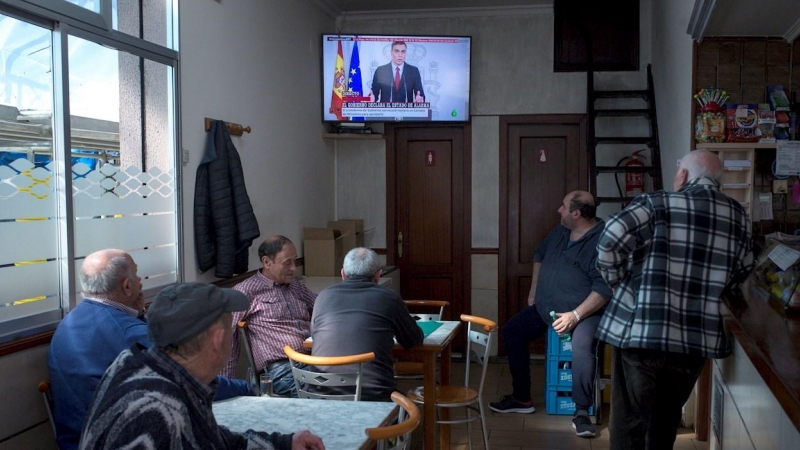 Varios clientes de un bar en Ourense siguen la comparecencia del presidente del Gobierno, Pedro Sánchez, en la que ha anunciado que a partir de este sábado se decretará el estado de alarma. EFE/Brais Lorenzo