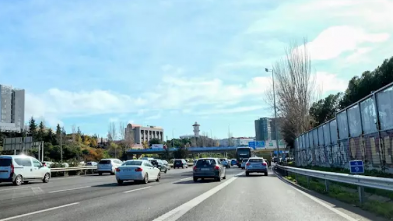 Imagen de recurso de coches por la M30 de Madrid. EUROPA PRESS/Jesús Hellín.