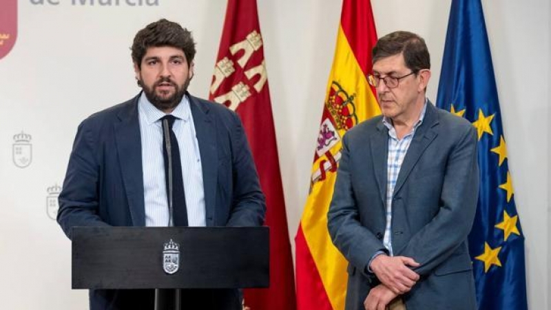 El presidente de Murcia, Fernando López Miras junto con el consejero de Salud, Manuel Villegas. MARCIAL GUILLÉN / EFE